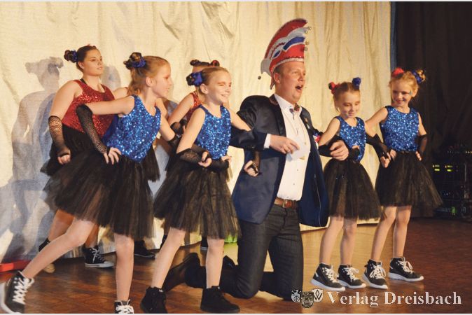 Die Kindertanzgruppe &bdquo;Flerschemer Meedscher&ldquo; hatte mit technischen Unw&auml;gbarkeiten zu k&auml;mpfen. Sitzungspr&auml;sident Daniel Schleidt rettete die Situation mit einer spontanen Schunkeleinlage.
(Fotos: R. D&ouml;rh&ouml;fer)

&nbsp;