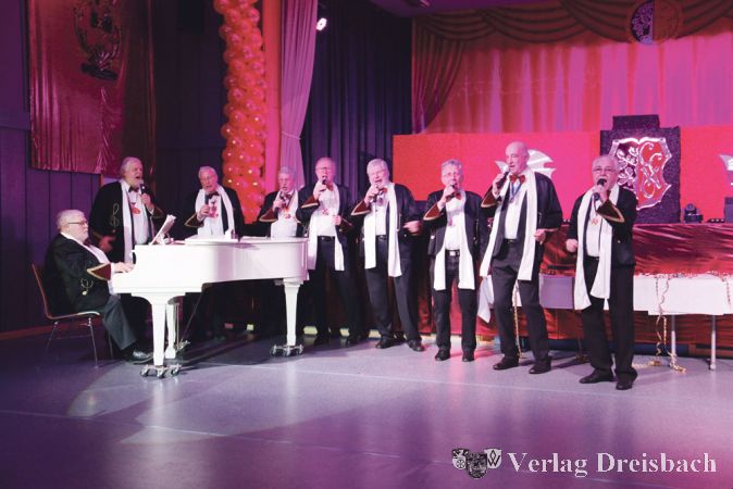 So kennt man Gerhard Neudert am Klavier und so h&ouml;rt man ihn und seine Jungs von &bdquo;Haste T&ouml;ne&ldquo; &uuml;berall in Hattersheim gerne: Bei ihren Stimmungsliedern wird immer wieder gerne mitgeschunkelt.
(Fotos: A. Kreusch)