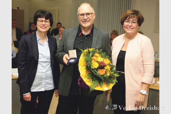 Gemeindevertretungsvorsitzende Sabine B&auml;chle-Scholz (l.) und B&uuml;rgermeistein Ulrike Steinbach gratulierten dem neuen B&uuml;rgerpreistr&auml;ger der Gemeinde, mit Urkunde und Plakette.
(gus/Fotos: Steinacker)