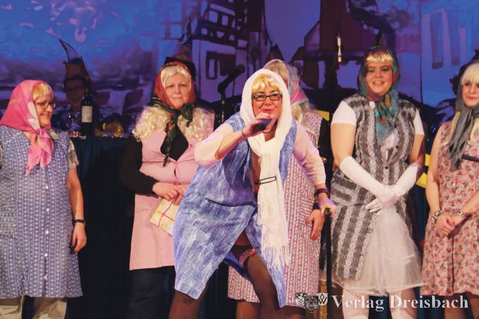 &bdquo;Mit 99 Jahren, da f&auml;ngt das Leben an!&ldquo; Mit ihrer Hommage an Udo J&uuml;rgens begeisterte die Gesangsgruppe &bdquo;Gospel4fun&ldquo; die Zuschauer der K&uuml;mmeldrescher-Sitzung.
(Fotos: A. Kreusch)

&nbsp;