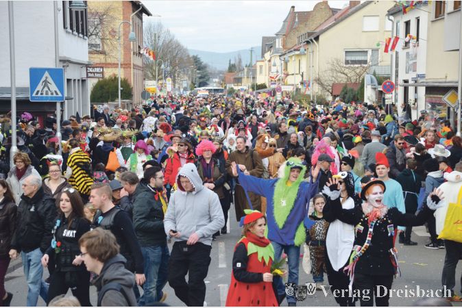 Rund 30.000 Zuschauern besuchten am Fastnachtssonntag bei frühlingshaften Temperaturen den Flörsheimer Fastnachtszug. Der närrische Lindwurm hatte in diesem Jahr 151 Zugnummern und wurde von 12 Musikapellen begleitet.