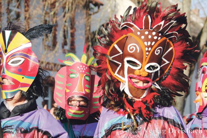 F&uuml;r ihre fantasievollen Kost&uuml;me bekannt: Die Chorgemeinschaft Hattersheim begeisterte die Zuschauer mit ihren tollen afrikanischen Masken.
(Foto: A. Kreusch)