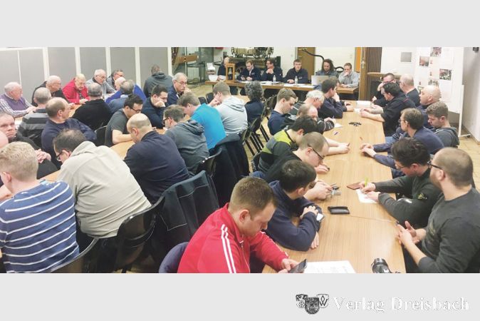 Das Feuerwehrhaus war dicht besetzt, als Einsatzabteilung und Feuerwehrverein sich zur Jahreshauptversammlung trafen.
(Foto: privat)