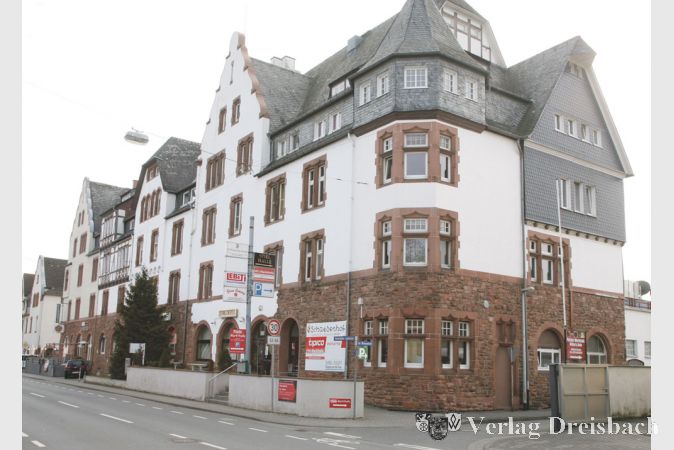 Der „Schwedenhof“ an der Darmstädter Landstraße ist ein prägnantes Gebäude in Gustavsburg, das unter Denkmalschutz steht. Ob es sich als Standort eines „Bürgersaals“ eignet, soll nun geprüft werden.
(gus/Fotos: Steinacker)
