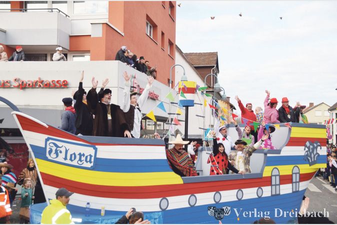 &bdquo;Flora&ldquo; in schwerer See &ndash; Lauter fr&ouml;hliche Gesichter, dabei sind gro&szlig;e Teile der Mannschaft des Fl&ouml;rsheimer Narrenschiffes &ndash; n&auml;mlich die Rathausspitze und das Stadtparlament &ndash; hoffnungslos zerstritten.
(Foto: R. D&ouml;rh&ouml;fer)
