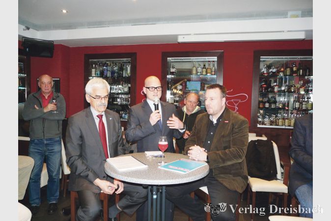 V.l.n.r.: Franz Ziemer (IHK), Moderator Darius Gevelhoff (GVH) und Oliver Fla&szlig; (Handwerkskammer Frankfurt-Rhein-Main).
(Fotos: M. Krause)

&nbsp;
