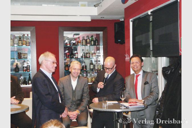 V.l.n.r.: Die drei Kandidaten zur Landratswahl im Gespr&auml;ch mit Darius Gevelhoff (3.v.l.): Fritz-Walter Hornung (Die Linke), Michael Cyriax (CDU), Georg Einhaus (SPD).