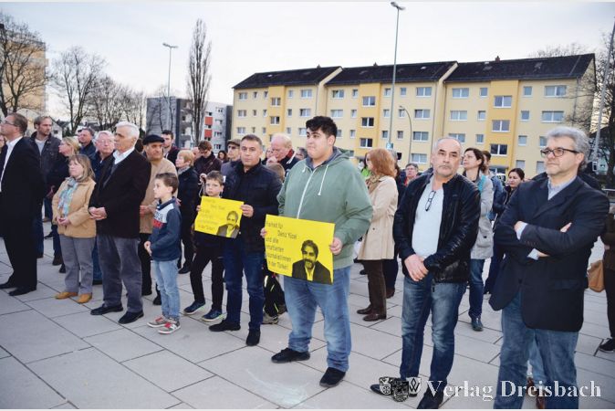 Rund 100 B&uuml;rger und viele Journalisten deutscher und t&uuml;rkischer Medien nahmen an der Mahnwache f&uuml;r Deniz Y&uuml;cel am Dienstagabend, 14. M&auml;rz, auf dem Stadthallenvorplatz teil.
(Foto: R. D&ouml;rh&ouml;fer)