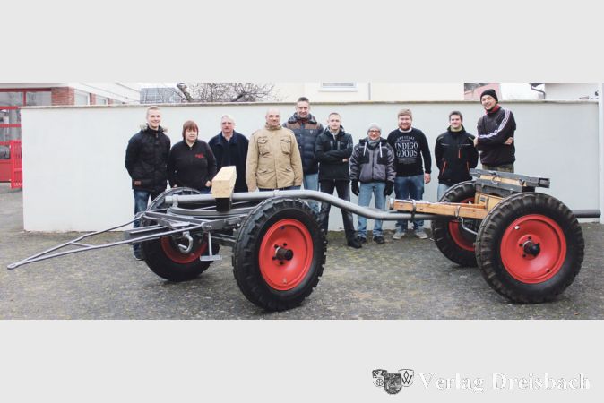 Steffen Willmann, Cornelia Engert, Harald Engert, Arno Schneider, Gerhard Astheimer, Andreas Fink, Ralf Engel, Tobias Engert, Martin Schwiertz, Markus St&ouml;hr (v.l.) geh&ouml;rten zu den Aktiven bei der Restauration des &bdquo;Langholzwagens&quot;.
(Foto: privat)