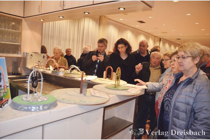 Groß war das Interesse an den Modellvorschlägen für die Gestaltung des Wickerer Kreisels. In der Ortsbeiratssitzung wurden 15 Entwürfe vorgestellt.
(Foto: R. Dörhöfer)