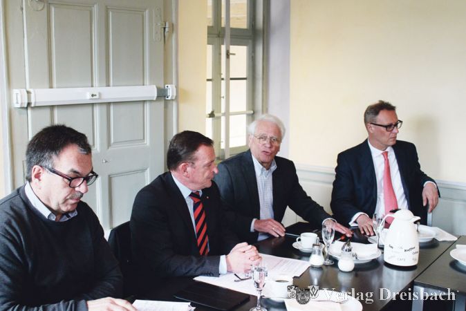 Die Fraktionsvorsitzenden Willi Torka (FWG), Michael Minnert (CDU) und Dietrich Muth (FDP) sowie der Koalitionssprecher Peter Pilz (FDP) sind sich einig: Seit dem politischen Richtungswechsel hat sich auch au&szlig;erhalb des Stadtparlamentes einiges getan, vieles bleibt noch zu tun.
(Foto: A. No&eacute;)