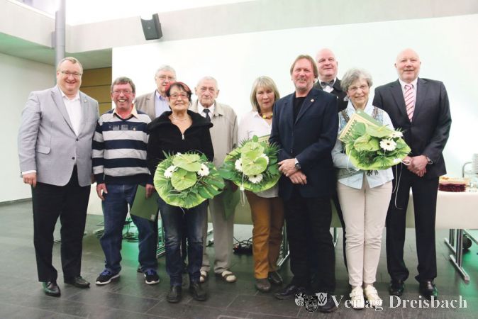 B&uuml;rgermeister Klaus Schindling, Holger Petry, Hanns Joachim Geiger, Vorsitzender des Turngaus Main-Taunus, Renate Winterstein, Hermann Astheimer, Gilda Albrecht, Gerhard Schweigert, Markus Hildebrandt, Annegrete Hillebrand und TVH-Vorsitzender Bernhard Weber (v.l.) beim gut gelungenen Dankesch&ouml;n- und Ehrungsabend des TV Hattersheim.
(Foto: A. Kreusch)