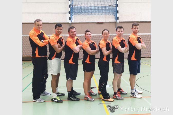 Gl&uuml;cklich und stolz zeigt sich die erste Mannschaft des BSC Fl&ouml;rsheim nach dem letzten Rundenspiel in Wiesbaden (v.l.): Daniel Fielitz, Manuel Hofmann, Maximilian Metzler, Katrin Remsperger, Natascha G&ouml;tz, Daniel Reinhardt und Constantin Metzler.
(Foto: privat)