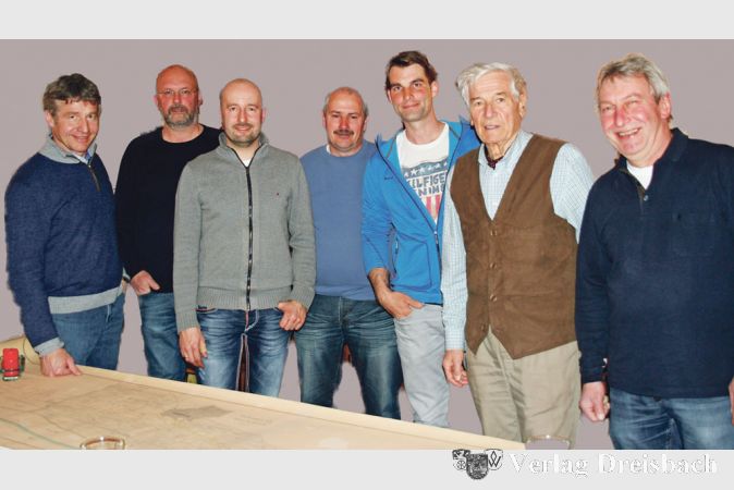 Der Vorstands des Weinbauvereins (v.l.): Gunter K&uuml;nstler, Michael Bott, Martin Mitter, Johannes Wirschinger, Bastian Petry, Franz Michel, Josef Sch&auml;fer Nicht im Bild: Pia Rosenkranz, Thorsten Dienst, Fabian Schmidt.
(Foto: privat)
