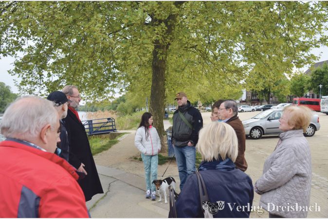 Auch der schlechte Zustand des Spazierweges am Konrad-Adenauer-Ufer und die Parkplatzgestaltung wurden beim SPD-Ortsrundgang am Freitagabend thematisiert.
(Fotos: R. D&ouml;rh&ouml;fer)

&nbsp;