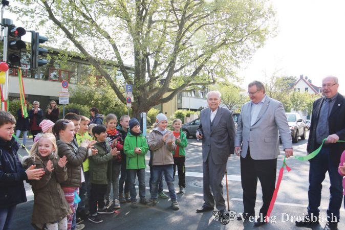 B&uuml;rgermeister Klaus Schindling und Erster Stadtrat Karl-Heinz Spengler assistierten Gerd Herbert, als der das bunte Band durchschnitt.
(Foto: A. Kreusch)

&nbsp;