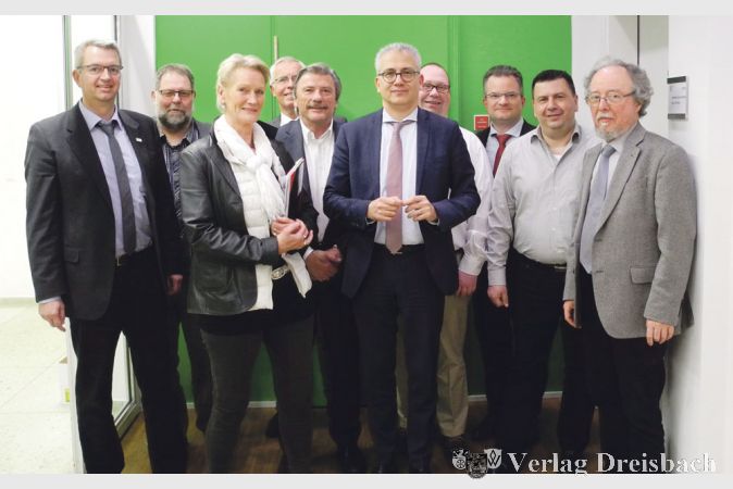 Besuchten den Staatsminister Tarek Al-Wazir (Mitte) aus Hochheim (v.l.): B&uuml;rgermeister Dirk Westedt, Stefan Fuhrmann, Birgit von Stern, Ernst-Willi Hofmann, Adam B&ouml;sz, Marcus Hesse, Constantin Cattepoel, Eric M&uuml;ller, Heinz-Michael Merke.
(Foto: Stadt Hochheim)