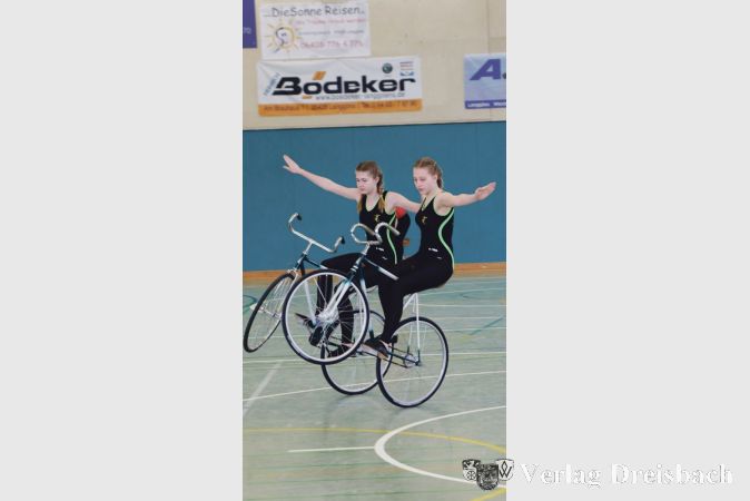 Lena Frenzel und Kira Stieglitz landeten in Langg&ouml;ns auf dem dritten Platz.
(Foto: privat)