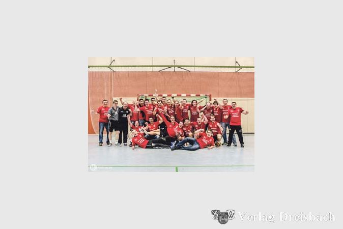 Freuen sich &uuml;ber Meisterschaft und Aufstieg: die Handballer der TSG Eddersheim.
(Foto: privat)