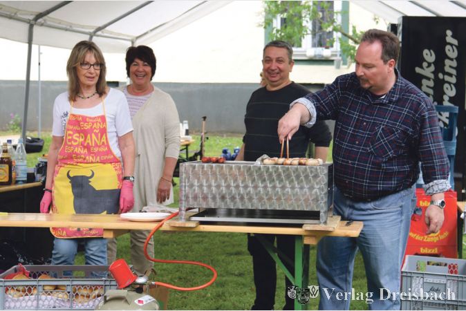 Mit viel fr&ouml;hlichem Einsatz sorgten auch Hedi Bender, Yvonne H&ouml;hl, Dimitrios Meretis und Michael Genthner (v.l.) f&uuml;r die Verpflegung der G&auml;ste des Siedlungsfestes.
