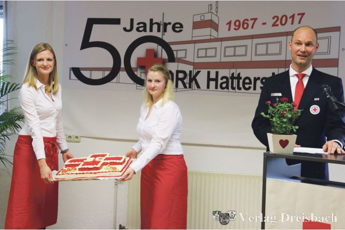 Eine nicht nur lecker aussehende, sondern auch wunderbar schmeckende Jubil&auml;umstorte servierten Damen des DRK Hattersheim den G&auml;sten ihres Festkommers. Vorsitzender Carsten Miehlnickel (rechts) empfahl allen, sich den Genuss nicht entgehen zu lassen.