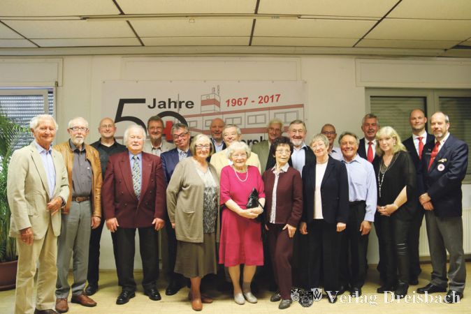Eine stolze Anzahl langj&auml;hriger Jubilare bis hin zu Gr&uuml;ndungsmitgliedern konnte anl&auml;sslich des Jubil&auml;ums des Hattersheimer DRK geehrt werden.
(Fotos: A. Kreusch)