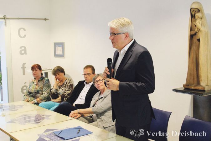 Souver&auml;n und sachlich, aber nicht zur Zufriedenheit aller Zuschauer, erkl&auml;rte Gesch&auml;ftsf&uuml;hrer Michael Osypka, weshalb die Schlie&szlig;ung aus Sicht der Marienhaus GmbH unvermeidlich ist.