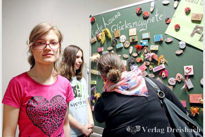 Am Kulturabend pr&auml;sentierte Natalie Klotzsch stolz die selbst hergestellten Magnete.
(Foto: privat)