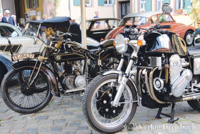 Auf zwei R&auml;dern: Ein altes NSU-Motorrad neben einer M&uuml;nch 4-TTS aus dem Jahr 1970.
