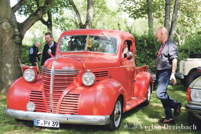 Das charakterisiert die Hattersheimer Klassikertage: sch&ouml;ne, ungew&ouml;hnliche Autos (hier ein Plymouth Pickup) mit netten Besitzern, die auch gerne zu einem ausf&uuml;hrlichen Plausch mit Besuchern bereit sind.