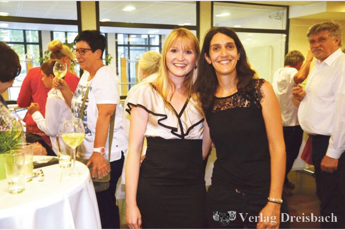 Die St&auml;dtepartnerschaft P&eacute;rols-Fl&ouml;rsheim verbindet nicht nur diejenigen miteinander, die von Anbeginn der Freundschaft dabei waren, sondern auch junge Menschen wie beispielsweise Vanessa Kr&uuml;ger und Charlotte Peis. B&uuml;rgermeister Michael Antenbrink sprach deshalb von einer &bdquo;Partnerschaft der Menschen, nicht der Politik&ldquo;.