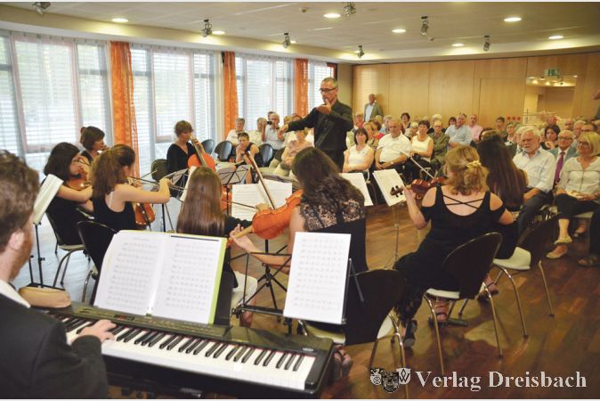 Eine elfk&ouml;pfige Musikschulgruppe aus P&eacute;rols unterhielt am Samstagabend die Mitglieder der Freundeskreise in der Stadthalle mit einem kleinen Konzert. Die offizielle Jubil&auml;umsfeier war aufgrund der Absage der st&auml;dtischen Delegation aus P&eacute;rols abgesagt worden.