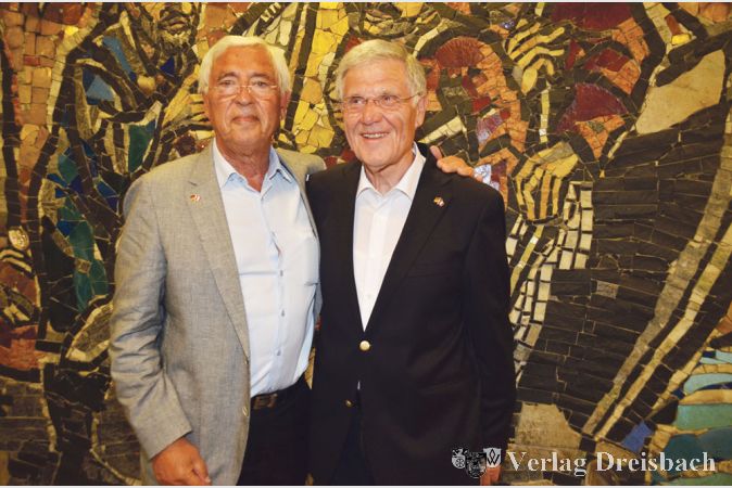 Eine 25-j&auml;hrige Freundschaft verbindet die beiden Altb&uuml;rgermeister Dieter Wolf und Christian Valette, die einst den Partnerschaftsvertrag unterzeichneten. Heute tauschen sich die Gro&szlig;v&auml;ter hinsichtlich ihrer Enkel gerne &uuml;ber Neuigkeiten aus und z&uuml;cken Fotoalben.
(Fotos: R. D&ouml;rh&ouml;fer)

&nbsp;
