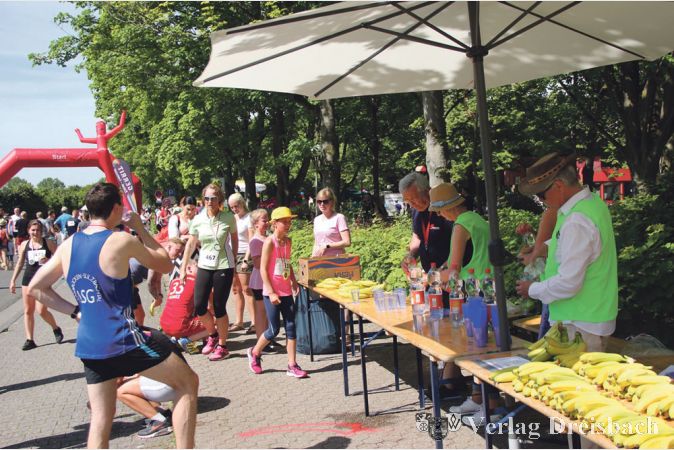 Mit k&uuml;hlen Getr&auml;nken zur Erfrischung und Bergen von Bananen zur St&auml;rkung wurden die L&auml;ufer des AWO-Stadtlaufs nach der Bew&auml;ltigung ihrer Strecke an der Heinrich-B&ouml;ll-Schule empfangen.