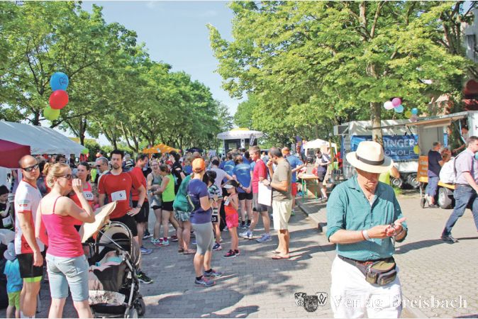 Buntes Treiben herrschte direkt neben dem Start und Ziel, denn dort warteten leckere Speisen und Getr&auml;nke sowie Live-Musik auf alle Starter und Besucher. Auch an eine H&uuml;pfburg f&uuml;r die Kinder hatten die Veranstalter wieder gedacht.