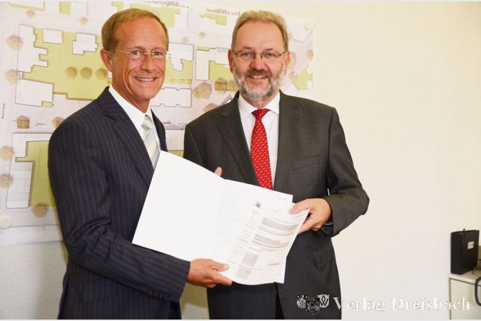 Staatsminister Axel Wintermeyer &uuml;berbrachte am Dienstagnachmittag die F&ouml;rderbescheide aus dem Kommunalinvestitionsprogramm.
(Fotos: R. D&ouml;rh&ouml;fer)

&nbsp;