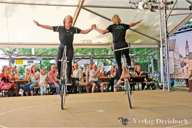 Mit Kunstradakrobatik begann am Pfingstmontag der Fr&uuml;hschoppen unter Mitwirkung der Vereine auf dem Okrifteler W&auml;ldchesfest: die Damen des RFK Wanderlust begeisterten das Publikum.

&nbsp;