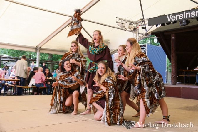 Die Tanzgruppe &bdquo;Diamonds&ldquo; vom TVO entf&uuml;hrte das W&auml;ldchesfest-Publikum mit Musik und Tanz nach Afrika.