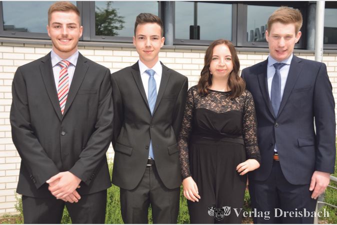 Viermal 1,0: Benedikt L&ouml;sch, Ibrahim Shah, Alina Wallenwein und Jasper Wagnitz (von links) legten ihr Abitur mit der Traumnote ab.