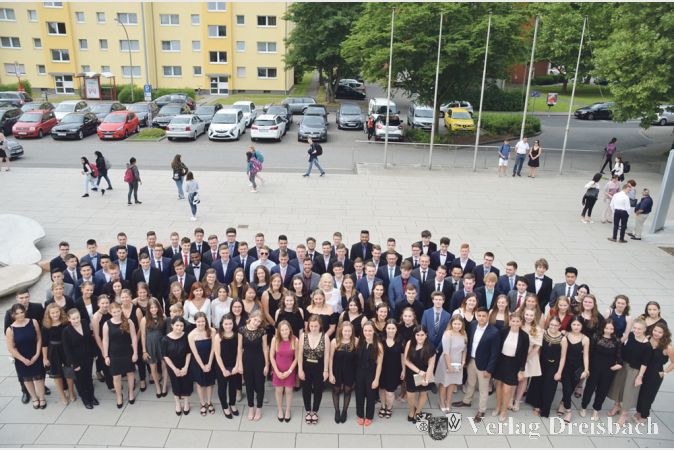 Der 114-k&ouml;pfige Abiturjahrgang 2017 des Fl&ouml;rsheimer Graf-Stauffenberg-Gymnasiums.
(Fotos: R. D&ouml;rh&ouml;fer)