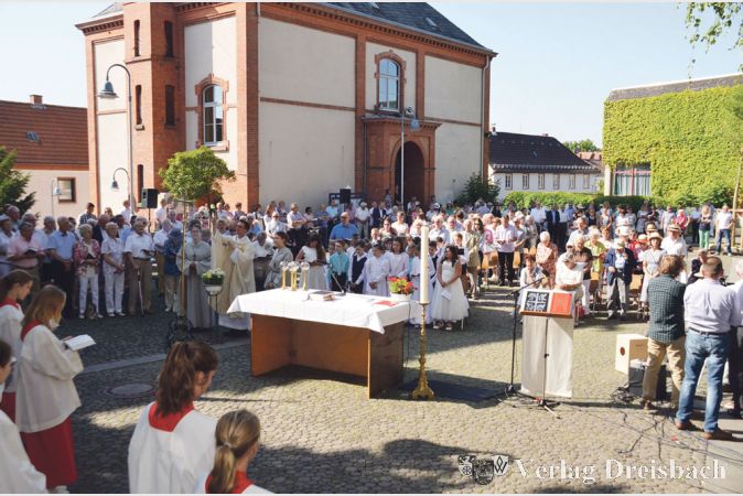 Erstmalig feierten die Gl&auml;ubigen in Fl&ouml;rsheim Fronleichnam auf dem Gallusplatz und nicht mehr im Christian-Georg-Sch&uuml;tz-Park. Im kommenden Jahr wird die Prozession auf den Dreifaltigkeitssonntag vorverlegt.
(Fotos: R. D&ouml;rh&ouml;fer)

&nbsp;