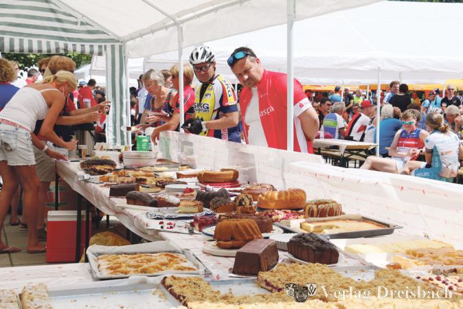 Eine riesige Kuchentheke erwartete die Teilnehmer des Giro Hattersheim vor der Sporthalle am Karl-Eckel-Weg.