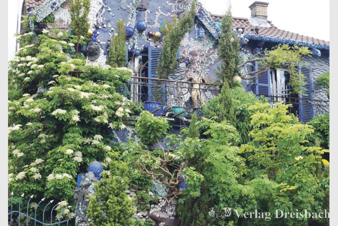 Den Namen &bdquo;Blaues Haus&ldquo; hat nicht Seng in die Welt gesetzt, wie er betont. Dass die Bischofsheimer angesichts des Fassadenbildes auf die Bezeichnung kamen, ist allerdings nachvollziehbar.
(Fotos: G&ouml;ssl)