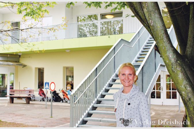 Kita-Leiterin Inga Christensen vor dem Erweiterungsbau der Kita Parkweg, die nach dem Umbau die gr&ouml;&szlig;ten Betreuungseinrichtung von Bischofsheim ist.
(Foto: Gemeinde Bischofsheim)