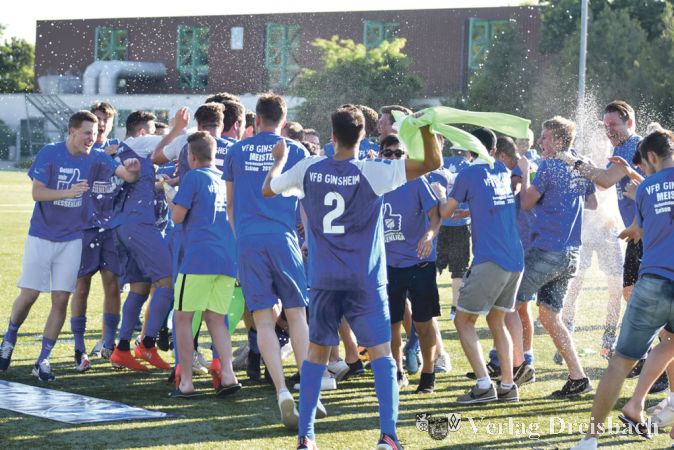 Ausgelassener Jubel herrschte unter den Ginsheimern nach dem Abpfiff der letzten Verbandsligapartie auf dem Alsbacher Sportplatz nach dem Meisterst&uuml;ck.
(Foto: VfB Ginsheim)