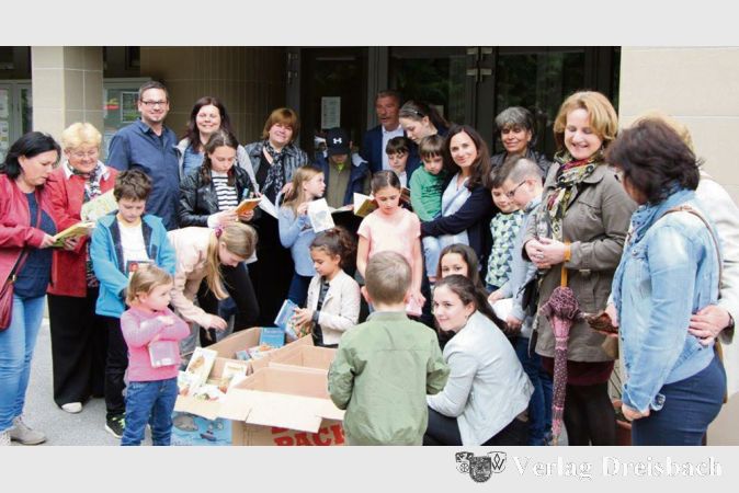 An Ostern &uuml;bergab der Freundeskreis Bonyh&aacute;d vor Ort in Ungarn B&uuml;cher aus dem Bestand der Weinbergschule. Mitgebracht hat die Delegation die Idee, den Spielplatz des zweisprachigen Kindergartens mit neuen Ger&auml;ten zu unterst&uuml;tzen.
(Foto: privat)