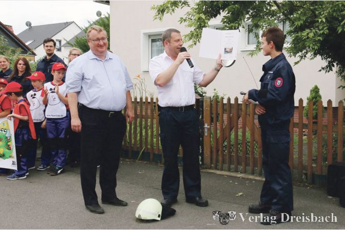 Bürgermeister Klaus Schindling und Feuerwehrvorsitzender David Tisold gratulierten Sven Leonardi (von links) zum Übertritt von der Jugendfeuerwehr zur Einsatzabteilung.