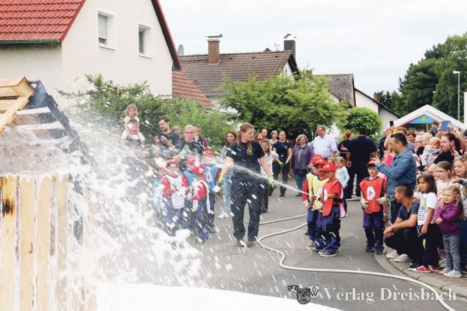Ein von vielen Zuschauern gerne beobachtetes Spektakel war die Schau-Übung der „Löschdrachen“ und der Jugendfeuerwehr auf der Kreuzung am Feuerwehrhaus in Eddersheim – hier kamen ganz viel Schaum und viel Wasser zum Einsatz.
(Fotos: A. Kreusch)
