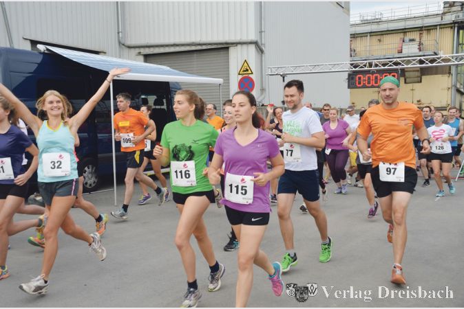 &bdquo;Auf in den Matsch&ldquo; hie&szlig; es f&uuml;r 150 L&auml;ufer beim f&uuml;nften Crosslauf auf dem Deponiegel&auml;nde am Sonntagmorgen.
(Foto: R. D&ouml;rh&ouml;fer)