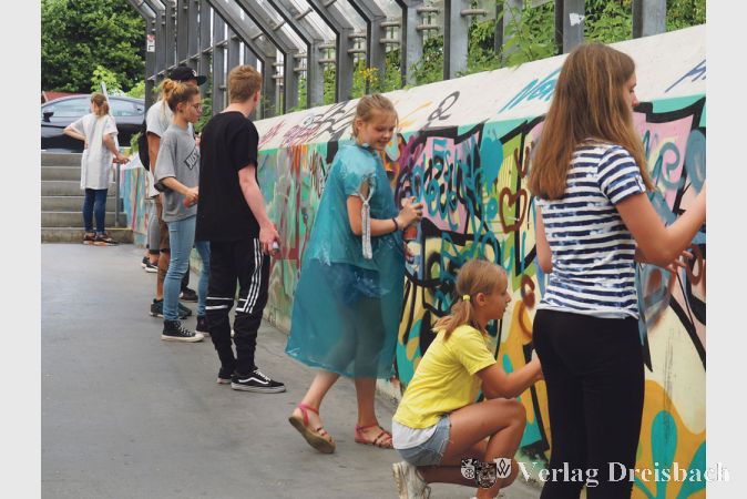 Konzentriert und kreativ machten sich die Jugendlichen an die k&uuml;nstlerische Arbeit.
(Foto: Petra Pfeffermann, Stadt Hochheim am Main)